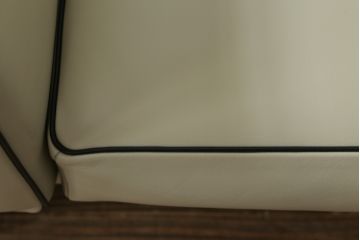 中古　展示品　超美品　Cassina(カッシーナ)　405　DUC(デュック)　FX革　黒のパイピングが空間を引き締める2人掛けソファ(2P、アームソファ)(定価約110万円)(R-060959)