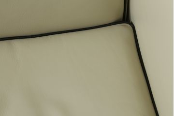 中古　展示品　超美品　Cassina(カッシーナ)　405　DUC(デュック)　FX革　黒のパイピングが空間を引き締める2人掛けソファ(2P、アームソファ)(定価約110万円)(R-060959)
