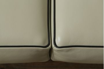 中古　展示品　超美品　Cassina(カッシーナ)　405　DUC(デュック)　FX革　黒のパイピングが空間を引き締める2人掛けソファ(2P、アームソファ)(定価約110万円)(R-060959)