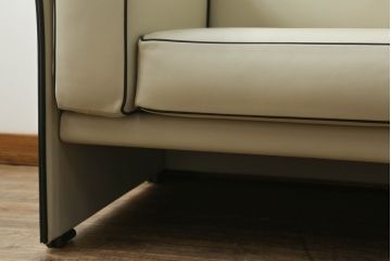 中古　展示品　超美品　Cassina(カッシーナ)　405　DUC(デュック)　FX革　黒のパイピングが空間を引き締める2人掛けソファ(2P、アームソファ)(定価約110万円)(R-060959)