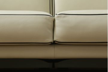 中古　展示品　超美品　Cassina(カッシーナ)　405　DUC(デュック)　FX革　黒のパイピングが空間を引き締める2人掛けソファ(2P、アームソファ)(定価約110万円)(R-060959)