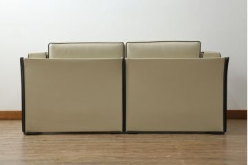 中古　展示品　超美品　Cassina(カッシーナ)　405　DUC(デュック)　FX革　黒のパイピングが空間を引き締める2人掛けソファ(2P、アームソファ)(定価約110万円)(R-060959)