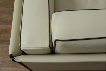 中古　展示品　超美品　Cassina(カッシーナ)　405　DUC(デュック)　FX革　黒のパイピングが空間を引き締める2人掛けソファ(2P、アームソファ)(定価約110万円)(R-060959)