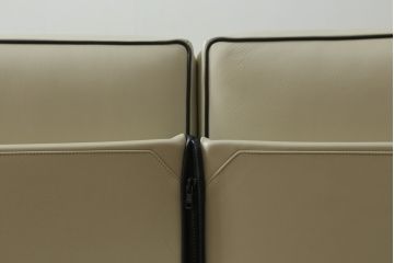 中古　展示品　超美品　Cassina(カッシーナ)　405　DUC(デュック)　FX革　黒のパイピングが空間を引き締める2人掛けソファ(2P、アームソファ)(定価約110万円)(R-060959)