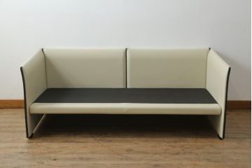 中古　展示品　超美品　Cassina(カッシーナ)　405　DUC(デュック)　FX革　黒のパイピングが空間を引き締める2人掛けソファ(2P、アームソファ)(定価約110万円)(R-060959)