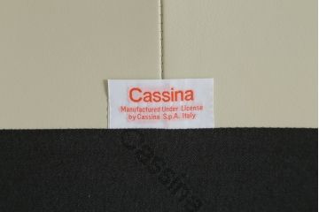 中古　展示品　超美品　Cassina(カッシーナ)　405　DUC(デュック)　FX革　黒のパイピングが空間を引き締める2人掛けソファ(2P、アームソファ)(定価約110万円)(R-060959)