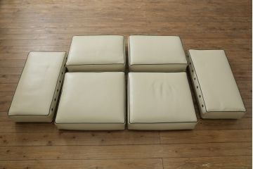 中古　展示品　超美品　Cassina(カッシーナ)　405　DUC(デュック)　FX革　黒のパイピングが空間を引き締める2人掛けソファ(2P、アームソファ)(定価約110万円)(R-060959)