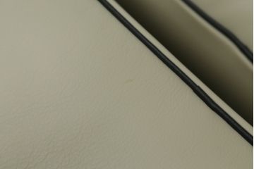 中古　展示品　超美品　Cassina(カッシーナ)　405　DUC(デュック)　FX革　黒のパイピングが空間を引き締める2人掛けソファ(2P、アームソファ)(定価約110万円)(R-060959)