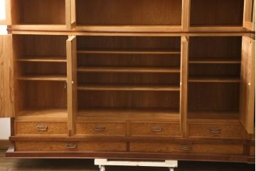 中古　美品　特注品　最高級!!　屋久杉の美しい杢目を堪能できる2間サイズの特大キャビネット(食器棚、収納棚、戸棚、水屋箪笥)(定価約400万円)(R-060968)