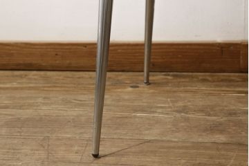 中古　美品　Cassinaixc.(カッシーナイクスシー)　Philippe Starck(フィリップ・スタルク)　246　PASSION(パシオン)　丸みのあるボディと華奢な脚のバランスが美しいアームチェア(ダイニングチェア、椅子、イス)(R-060971)
