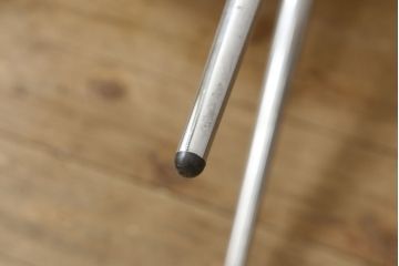 中古　美品　Cassinaixc.(カッシーナイクスシー)　Philippe Starck(フィリップ・スタルク)　246　PASSION(パシオン)　丸みのあるボディと華奢な脚のバランスが美しいアームチェア(ダイニングチェア、椅子、イス)(R-060971)