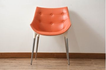 中古　美品　Cassinaixc.(カッシーナイクスシー)　Philippe Starck(フィリップ・スタルク)　246　PASSION(パシオン)　丸みのあるボディと華奢な脚のバランスが美しいアームチェア(ダイニングチェア、椅子、イス)(R-060971)