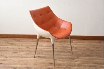 中古　美品　Cassinaixc.(カッシーナイクスシー)　Philippe Starck(フィリップ・スタルク)　246　PASSION(パシオン)　丸みのあるボディと華奢な脚のバランスが美しいアームチェア(ダイニングチェア、椅子、イス)(R-060971)