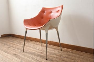 中古　美品　Cassinaixc.(カッシーナイクスシー)　Philippe Starck(フィリップ・スタルク)　246　PASSION(パシオン)　丸みのあるボディと華奢な脚のバランスが美しいアームチェア(ダイニングチェア、椅子、イス)(R-060971)