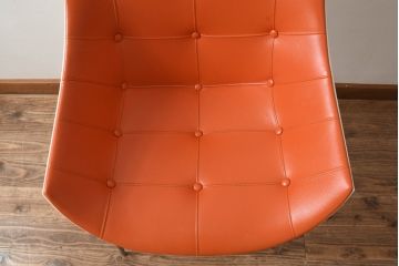 中古　美品　Cassinaixc.(カッシーナイクスシー)　Philippe Starck(フィリップ・スタルク)　246　PASSION(パシオン)　丸みのあるボディと華奢な脚のバランスが美しいアームチェア(ダイニングチェア、椅子、イス)(R-060971)