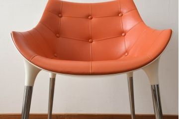 中古　美品　Cassinaixc.(カッシーナイクスシー)　Philippe Starck(フィリップ・スタルク)　246　PASSION(パシオン)　丸みのあるボディと華奢な脚のバランスが美しいアームチェア(ダイニングチェア、椅子、イス)(R-060971)