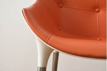 中古　美品　Cassinaixc.(カッシーナイクスシー)　Philippe Starck(フィリップ・スタルク)　246　PASSION(パシオン)　丸みのあるボディと華奢な脚のバランスが美しいアームチェア(ダイニングチェア、椅子、イス)(R-060971)