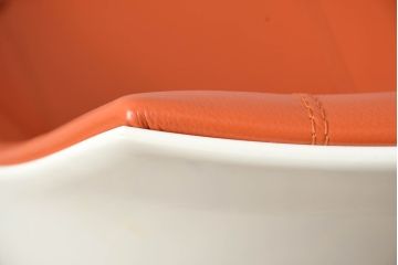 中古　美品　Cassinaixc.(カッシーナイクスシー)　Philippe Starck(フィリップ・スタルク)　246　PASSION(パシオン)　丸みのあるボディと華奢な脚のバランスが美しいアームチェア(ダイニングチェア、椅子、イス)(R-060971)