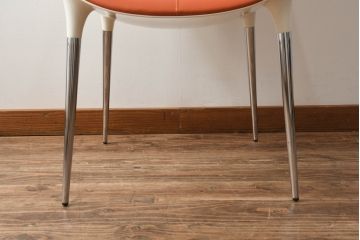中古　美品　Cassinaixc.(カッシーナイクスシー)　Philippe Starck(フィリップ・スタルク)　246　PASSION(パシオン)　丸みのあるボディと華奢な脚のバランスが美しいアームチェア(ダイニングチェア、椅子、イス)(R-060971)