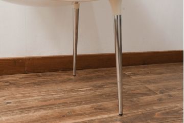 中古　美品　Cassinaixc.(カッシーナイクスシー)　Philippe Starck(フィリップ・スタルク)　246　PASSION(パシオン)　丸みのあるボディと華奢な脚のバランスが美しいアームチェア(ダイニングチェア、椅子、イス)(R-060971)