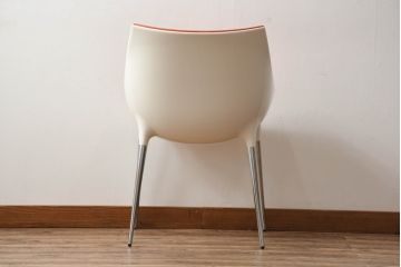 中古　美品　Cassinaixc.(カッシーナイクスシー)　Philippe Starck(フィリップ・スタルク)　246　PASSION(パシオン)　丸みのあるボディと華奢な脚のバランスが美しいアームチェア(ダイニングチェア、椅子、イス)(R-060971)