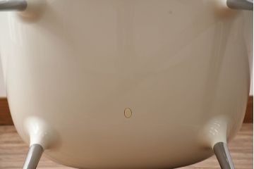 中古　美品　Cassinaixc.(カッシーナイクスシー)　Philippe Starck(フィリップ・スタルク)　246　PASSION(パシオン)　丸みのあるボディと華奢な脚のバランスが美しいアームチェア(ダイニングチェア、椅子、イス)(R-060971)