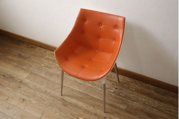 中古　美品　Cassinaixc.(カッシーナイクスシー)　Philippe Starck(フィリップ・スタルク)　246　PASSION(パシオン)　丸みのあるボディと華奢な脚のバランスが美しいアームチェア(ダイニングチェア、椅子、イス)(R-060972)