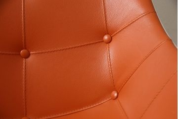 中古　美品　Cassinaixc.(カッシーナイクスシー)　Philippe Starck(フィリップ・スタルク)　246　PASSION(パシオン)　丸みのあるボディと華奢な脚のバランスが美しいアームチェア(ダイニングチェア、椅子、イス)(R-060972)