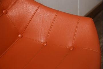 中古　美品　Cassinaixc.(カッシーナイクスシー)　Philippe Starck(フィリップ・スタルク)　246　PASSION(パシオン)　丸みのあるボディと華奢な脚のバランスが美しいアームチェア(ダイニングチェア、椅子、イス)(R-060972)