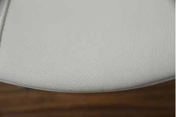 中古　美品　Cassinaixc.(カッシーナイクスシー)　Philippe Starck(フィリップ・スタルク)　245　CAPRICE(カプリス)　丸みのあるボディと華奢な脚のバランスが美しいアームレスチェア(ダイニングチェア、椅子、イス)(定価約17万円)(R-060973)