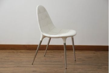 中古　美品　Cassinaixc.(カッシーナイクスシー)　Philippe Starck(フィリップ・スタルク)　245　CAPRICE(カプリス)　丸みのあるボディと華奢な脚のバランスが美しいアームレスチェア(ダイニングチェア、椅子、イス)(定価約17万円)(R-060974)