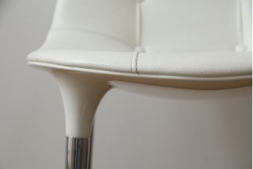 中古　美品　Cassinaixc.(カッシーナイクスシー)　Philippe Starck(フィリップ・スタルク)　245　CAPRICE(カプリス)　丸みのあるボディと華奢な脚のバランスが美しいアームレスチェア(ダイニングチェア、椅子、イス)(定価約17万円)(R-060974)