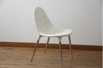 中古　美品　Cassinaixc.(カッシーナイクスシー)　Philippe Starck(フィリップ・スタルク)　245　CAPRICE(カプリス)　丸みのあるボディと華奢な脚のバランスが美しいアームレスチェア(ダイニングチェア、椅子、イス)(定価約17万円)(R-060975)