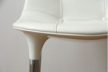 中古　美品　Cassinaixc.(カッシーナイクスシー)　Philippe Starck(フィリップ・スタルク)　245　CAPRICE(カプリス)　丸みのあるボディと華奢な脚のバランスが美しいアームレスチェア(ダイニングチェア、椅子、イス)(定価約17万円)(R-060975)