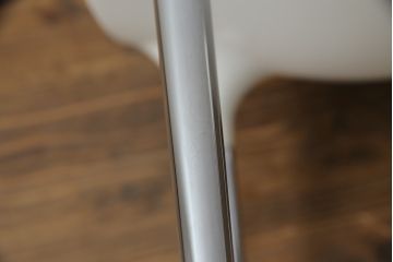 中古　美品　Cassinaixc.(カッシーナイクスシー)　Philippe Starck(フィリップ・スタルク)　245　CAPRICE(カプリス)　丸みのあるボディと華奢な脚のバランスが美しいアームレスチェア(ダイニングチェア、椅子、イス)(定価約17万円)(R-060975)