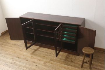 和製ビンテージ　美品　北欧デザイン　ローズウッド　シンプルながらも上品な佇まいが魅力的なサイドボード(ヴィンテージ、サイドキャビネット、収納棚、戸棚、食器棚、カップボード)(R-060978)