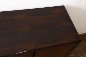 和製ビンテージ　美品　北欧デザイン　ローズウッド　シンプルながらも上品な佇まいが魅力的なサイドボード(ヴィンテージ、サイドキャビネット、収納棚、戸棚、食器棚、カップボード)(R-060978)