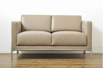 中古　展示品　超美品　Cassinaixc.(カッシーナイクスシー)　GRAB small(グラブ スモール)　シンプルで上質な空間づくりにおすすめの2人掛けソファ(2P、アームソファ、レザーソファ、本革ソファ)(定価約100万円)(R-060983)