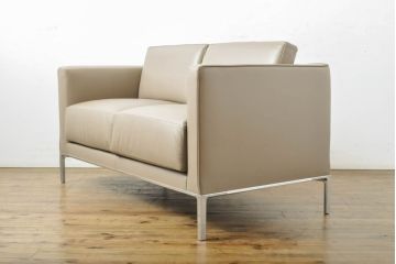 中古　展示品　超美品　Cassinaixc.(カッシーナイクスシー)　GRAB small(グラブ スモール)　シンプルで上質な空間づくりにおすすめの2人掛けソファ(2P、アームソファ、レザーソファ、本革ソファ)(定価約100万円)(R-060983)