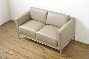 中古　展示品　超美品　Cassinaixc.(カッシーナイクスシー)　GRAB small(グラブ スモール)　シンプルで上質な空間づくりにおすすめの2人掛けソファ(2P、アームソファ、レザーソファ、本革ソファ)(定価約100万円)(R-060983)