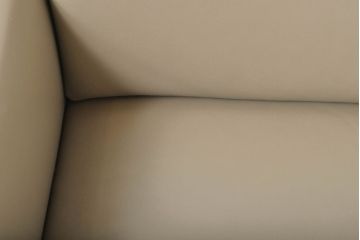 中古　展示品　超美品　Cassinaixc.(カッシーナイクスシー)　GRAB small(グラブ スモール)　シンプルで上質な空間づくりにおすすめの2人掛けソファ(2P、アームソファ、レザーソファ、本革ソファ)(定価約100万円)(R-060983)