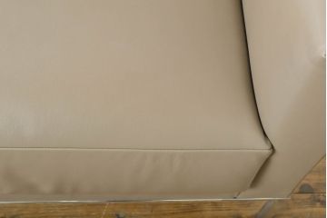 中古　展示品　超美品　Cassinaixc.(カッシーナイクスシー)　GRAB small(グラブ スモール)　シンプルで上質な空間づくりにおすすめの2人掛けソファ(2P、アームソファ、レザーソファ、本革ソファ)(定価約100万円)(R-060983)