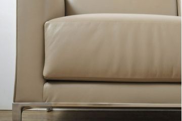 中古　展示品　超美品　Cassinaixc.(カッシーナイクスシー)　GRAB small(グラブ スモール)　シンプルで上質な空間づくりにおすすめの2人掛けソファ(2P、アームソファ、レザーソファ、本革ソファ)(定価約100万円)(R-060983)