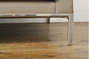 中古　展示品　超美品　Cassinaixc.(カッシーナイクスシー)　GRAB small(グラブ スモール)　シンプルで上質な空間づくりにおすすめの2人掛けソファ(2P、アームソファ、レザーソファ、本革ソファ)(定価約100万円)(R-060983)