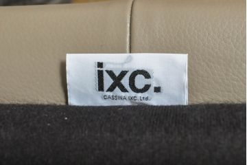 中古　展示品　超美品　Cassinaixc.(カッシーナイクスシー)　GRAB small(グラブ スモール)　シンプルで上質な空間づくりにおすすめの2人掛けソファ(2P、アームソファ、レザーソファ、本革ソファ)(定価約100万円)(R-060983)