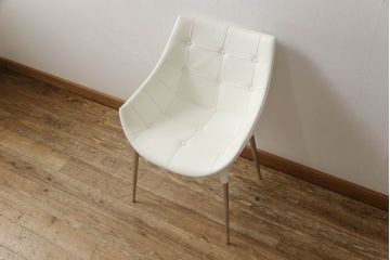 中古　展示品　超美品　Cassinaixc.(カッシーナイクスシー)　Philippe Starck(フィリップ・スタルク)　246　PASSION(パシオン)　本革　丸みのあるボディと華奢な脚のバランスが美しいアームチェア(ダイニングチェア、椅子、イス、レザー)(定価約21万円)(R-060984)