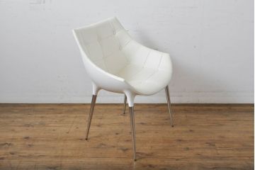 中古　展示品　超美品　Cassinaixc.(カッシーナイクスシー)　Philippe Starck(フィリップ・スタルク)　246　PASSION(パシオン)　本革　丸みのあるボディと華奢な脚のバランスが美しいアームチェア(ダイニングチェア、椅子、イス、レザー)(定価約21万円)(R-060985)