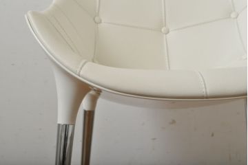 中古　展示品　超美品　Cassinaixc.(カッシーナイクスシー)　Philippe Starck(フィリップ・スタルク)　246　PASSION(パシオン)　本革　丸みのあるボディと華奢な脚のバランスが美しいアームチェア(ダイニングチェア、椅子、イス、レザー)(定価約21万円)(R-060985)