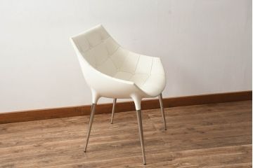 中古　展示品　超美品　Cassinaixc.(カッシーナイクスシー)　Philippe Starck(フィリップ・スタルク)　246　PASSION(パシオン)　本革　丸みのあるボディと華奢な脚のバランスが美しいアームチェア(ダイニングチェア、椅子、イス、レザー)(定価約21万円)(R-060985)