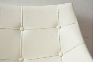 中古　展示品　超美品　Cassinaixc.(カッシーナイクスシー)　Philippe Starck(フィリップ・スタルク)　246　PASSION(パシオン)　本革　丸みのあるボディと華奢な脚のバランスが美しいアームチェア(ダイニングチェア、椅子、イス、レザー)(定価約21万円)(R-060985)